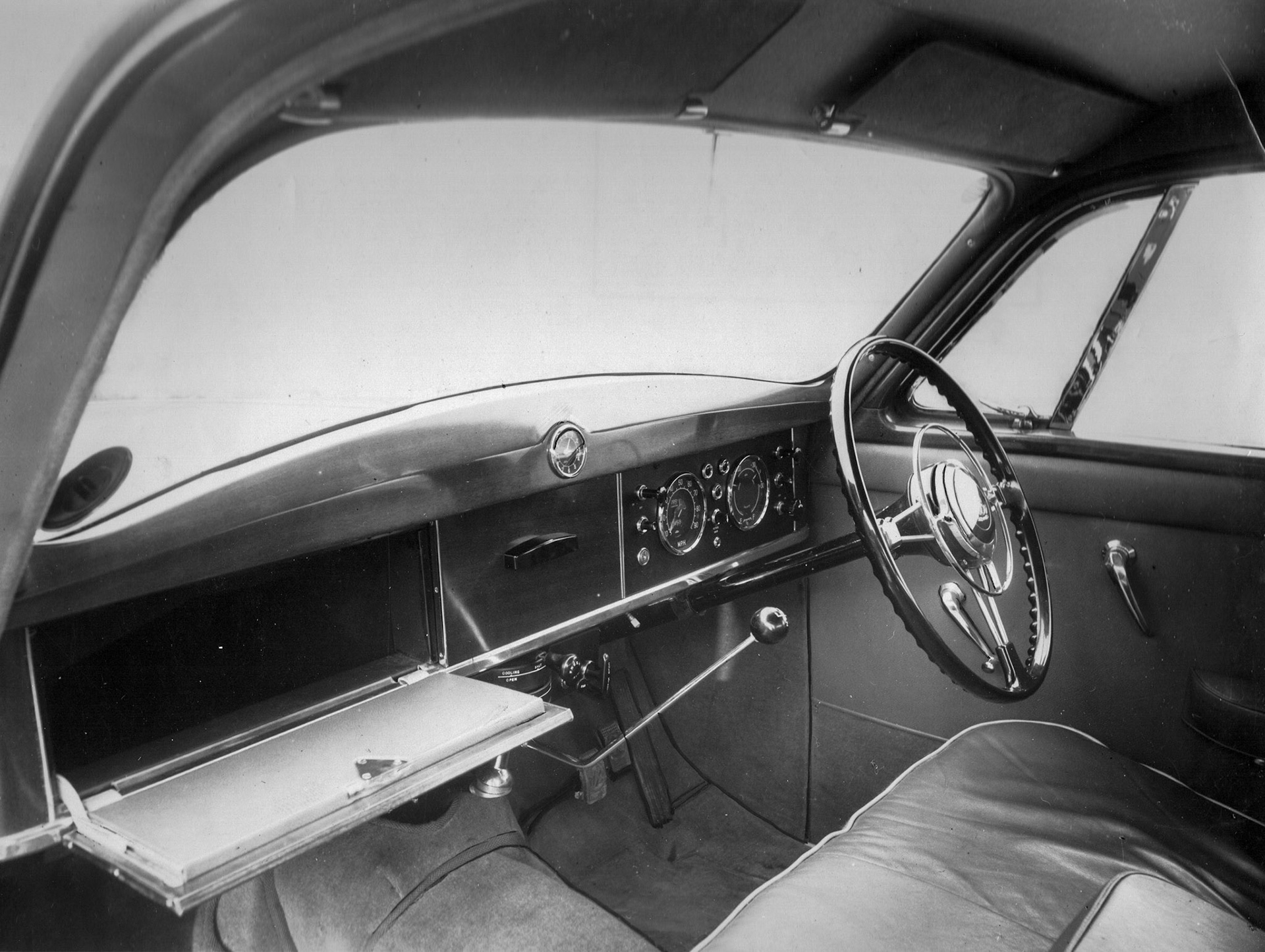 Rovers Saloon car P4 75 1955 - minimalistic interior.