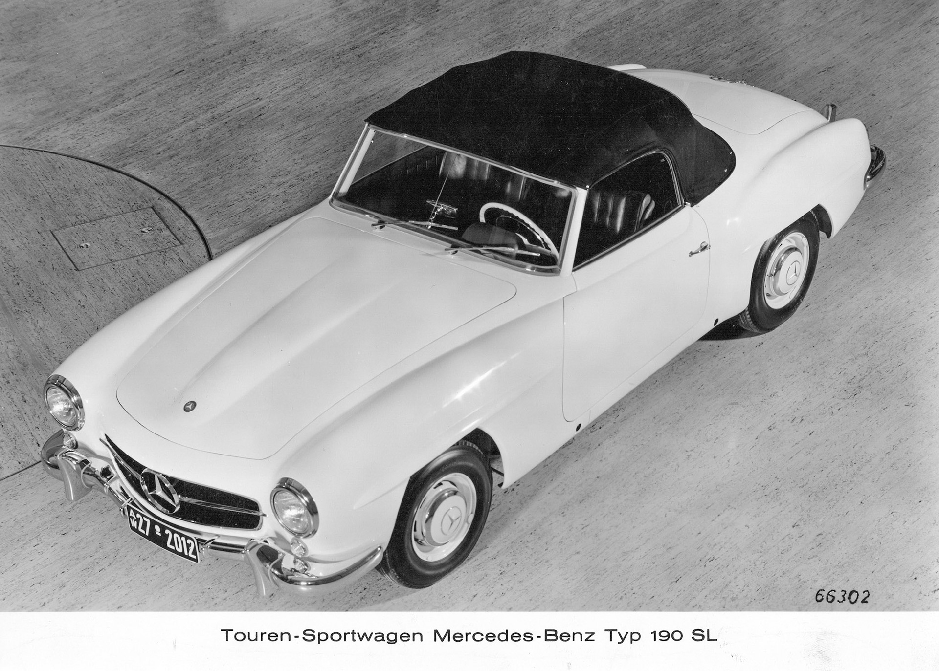 Mercedes Benz 190 SL, as presented the Geneva Motor Show in March 1955 (https://mercedes-benz-publicarchive.com/marsClassic/en/instance/picture/Geneva-Motor-Show-1955.xhtml?oid=95424).
