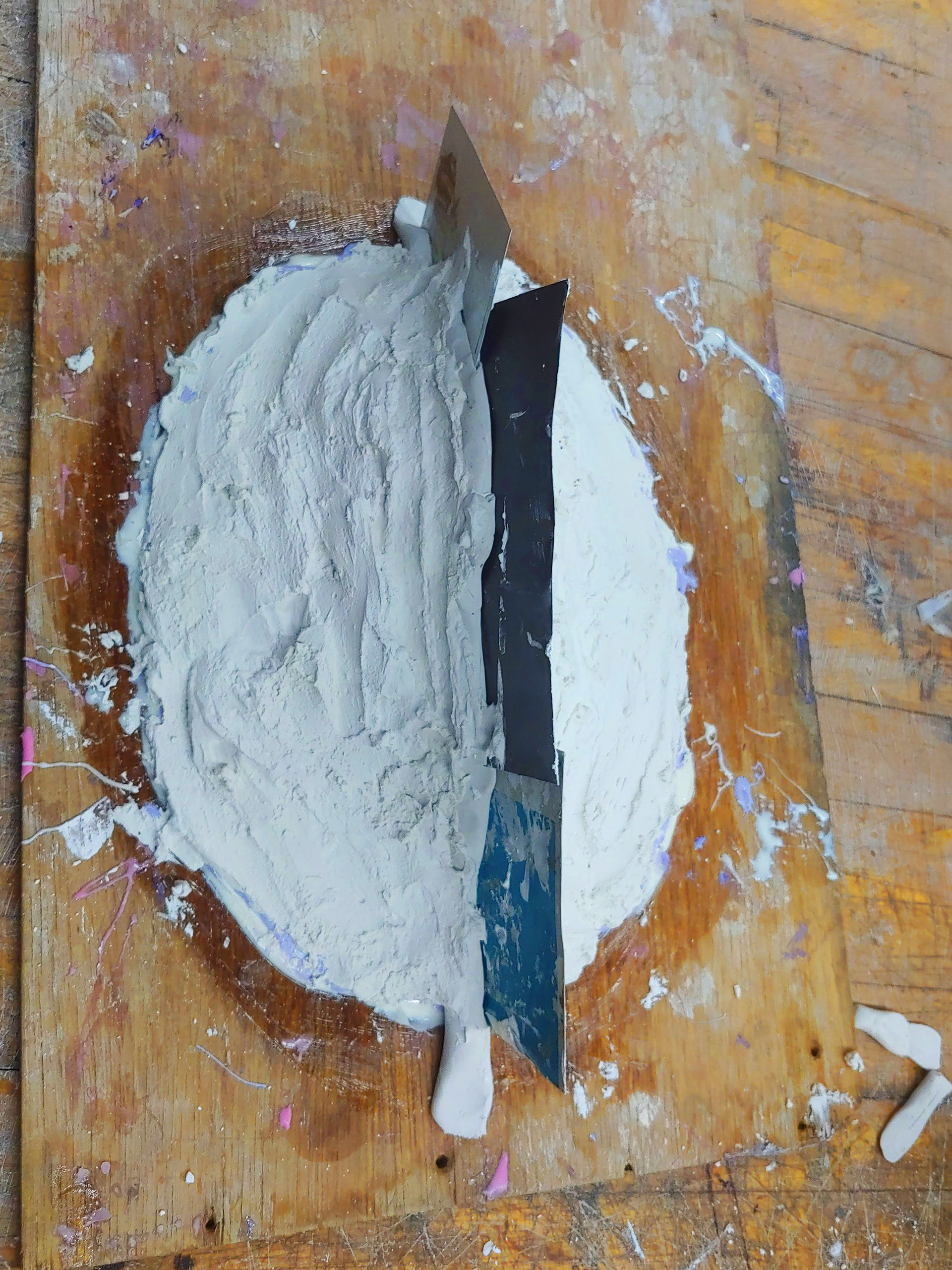 The plaster was split into two parts by sticking metal sheets in between, covered in Vaseline in order to be easily removed. 