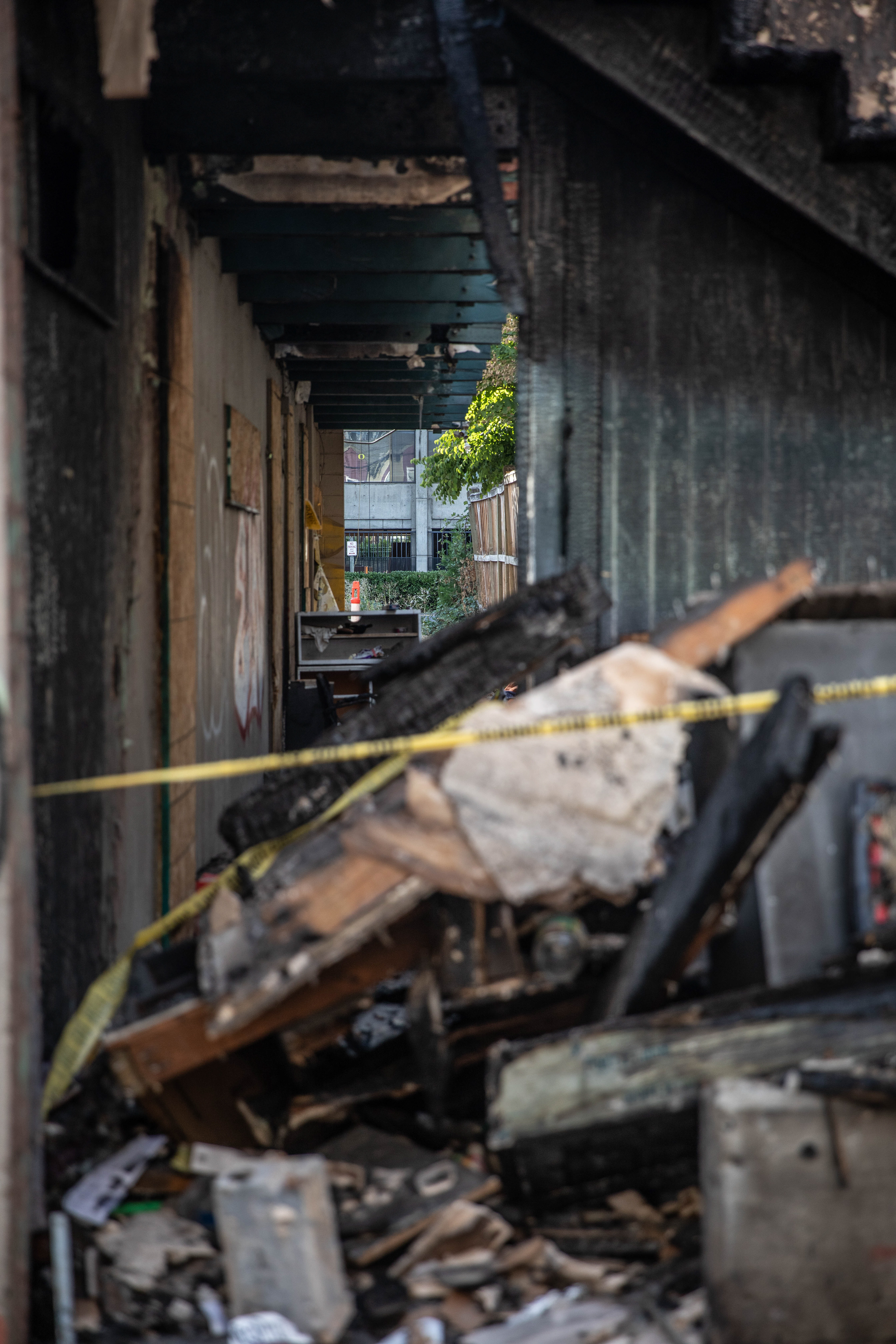 Gates and caution tape warn onlookers of the potential danger that lays in the fire debris. The Patterson House apartment complex is locked down after catching fire in the early hours of Sep. 5, 2022 in Eugene, Ore. (Maddie Stellingwerf/Emerald)