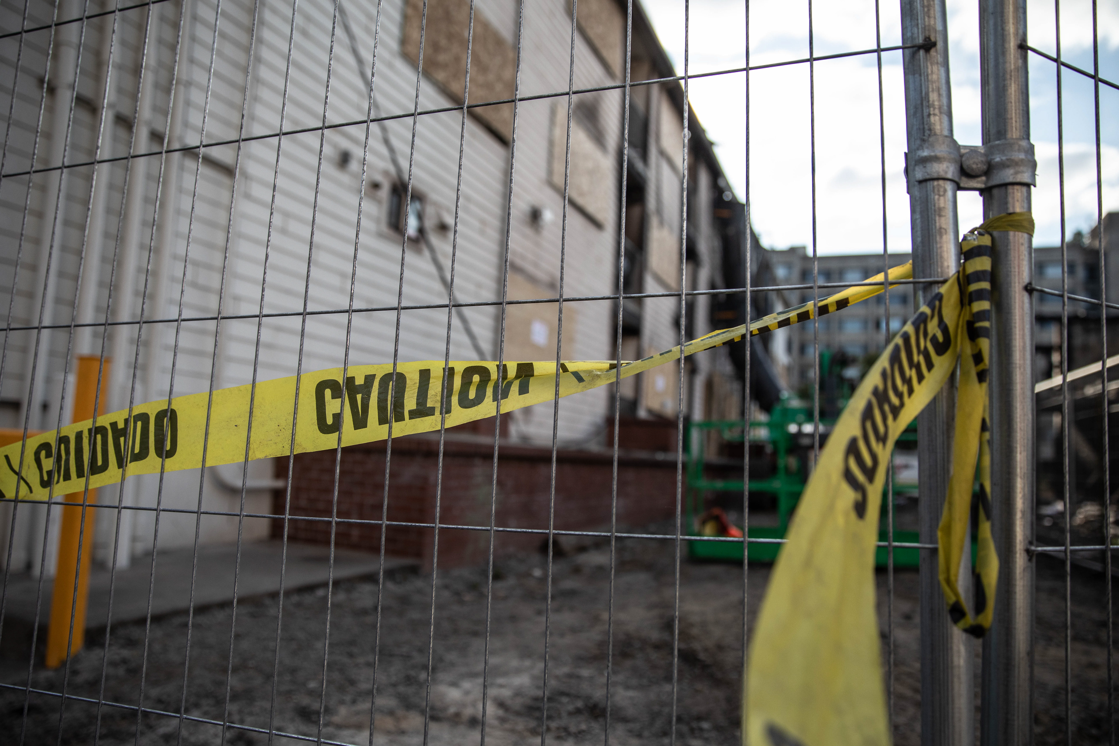Gates and caution tape warn onlookers of the potential danger that lays in the fire debris. The Patterson House apartment complex is locked down after catching fire in the early hours of Sep. 5, 2022 in Eugene, Ore. (Maddie Stellingwerf/Emerald)