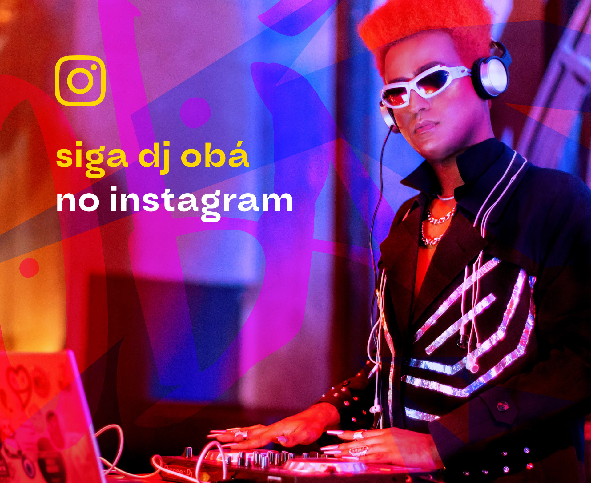 Fotografia colorida de DJ Obá tocando em uma pick up, usando um casaco preto com detalhes prata, correntes, óculos escuros e fone de ouvido. A imagem traz o texto "Siga DJ Obá no Instagram" e possui link clicável para acessar e seguir seu perfil no Instagram. DJ profissional para festas, eventos e festivais de música. 