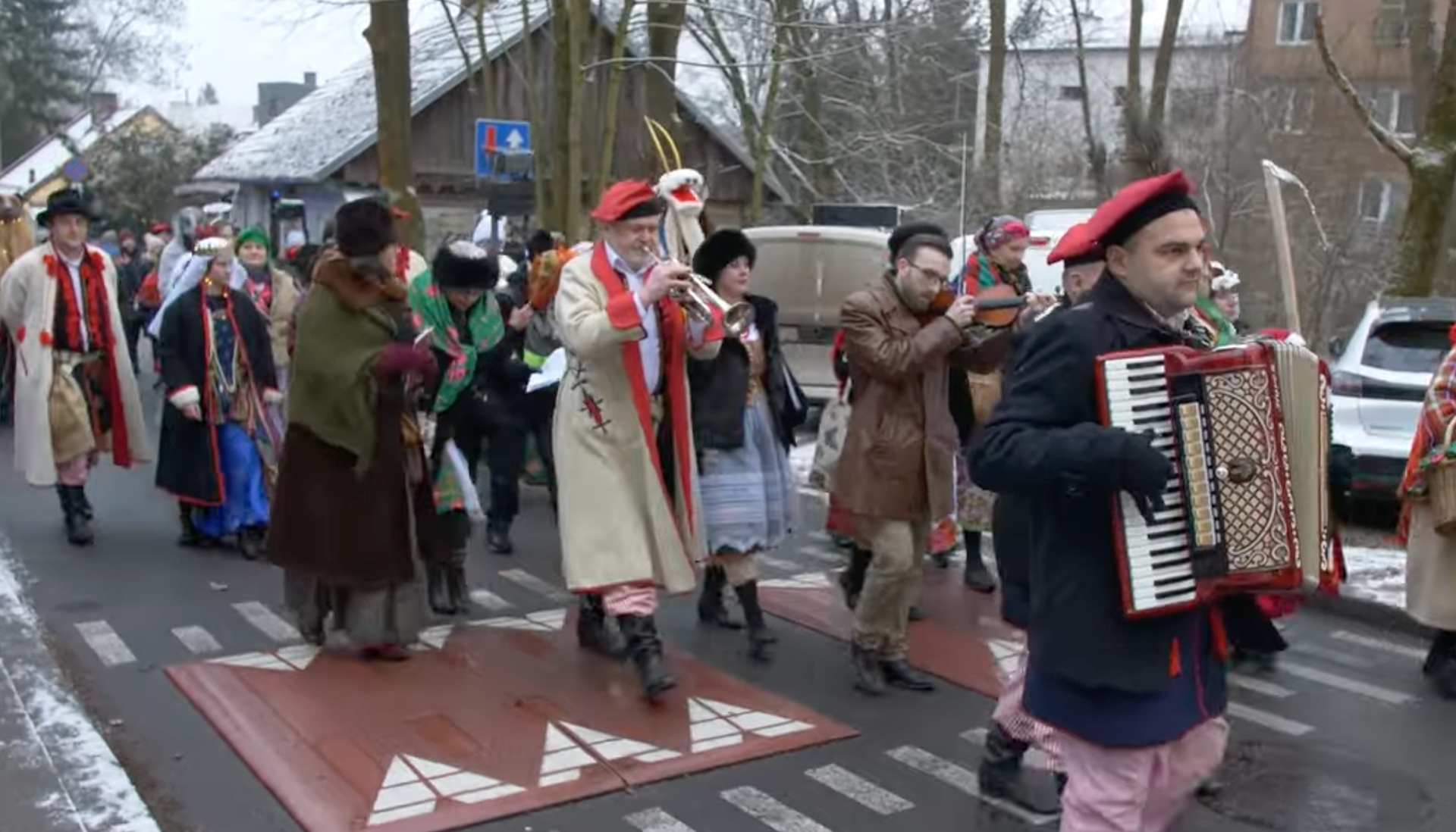 Gra na skrzypcach w procesji kolędowej Muzeum Krakowa. Formacja kulturowa. Grudzień 2025