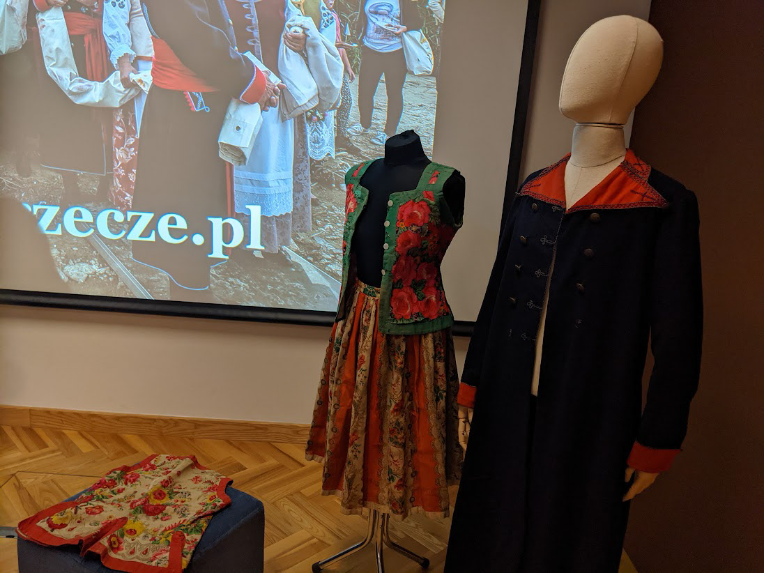 150-letni gorset i strój regionalny - wykład etnograficzny, Warszawa. Studium kultury materialnej u źródła. Cel: ponowne połączenie przedemigracyjnych tradycji wiejskich ze wspólnotami za granicą.