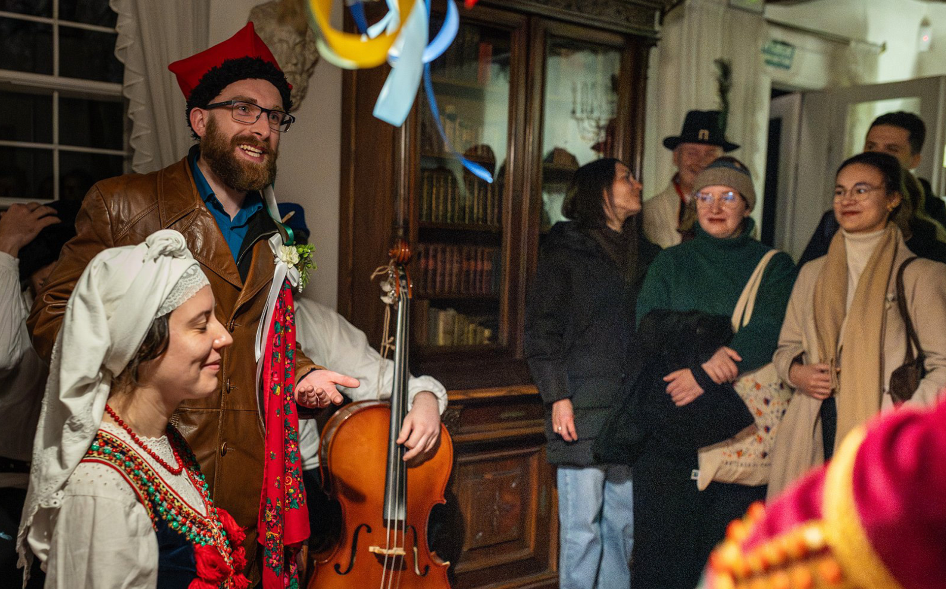 Rekonstrukcje oczepin — odgrywanie roli młodzieńca. Dobry kontekst do badań nad oczepinami w Nebrasce — Kraków 2025.