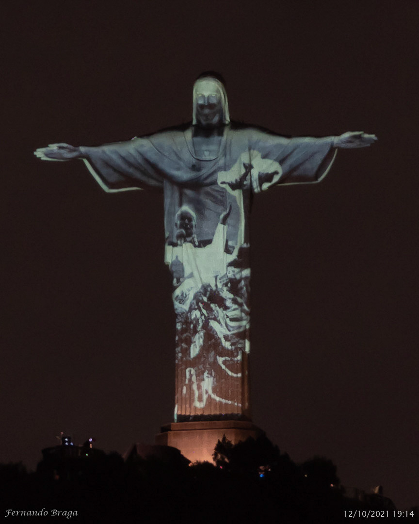 Iluminação na comemoração de 90 anos do Cristo Redentor