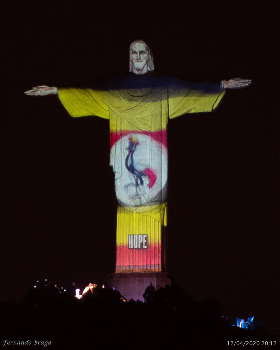 Iluminação especial do Cristo Redentor trazendo esperança no período difícil da pandemia da COVID-19