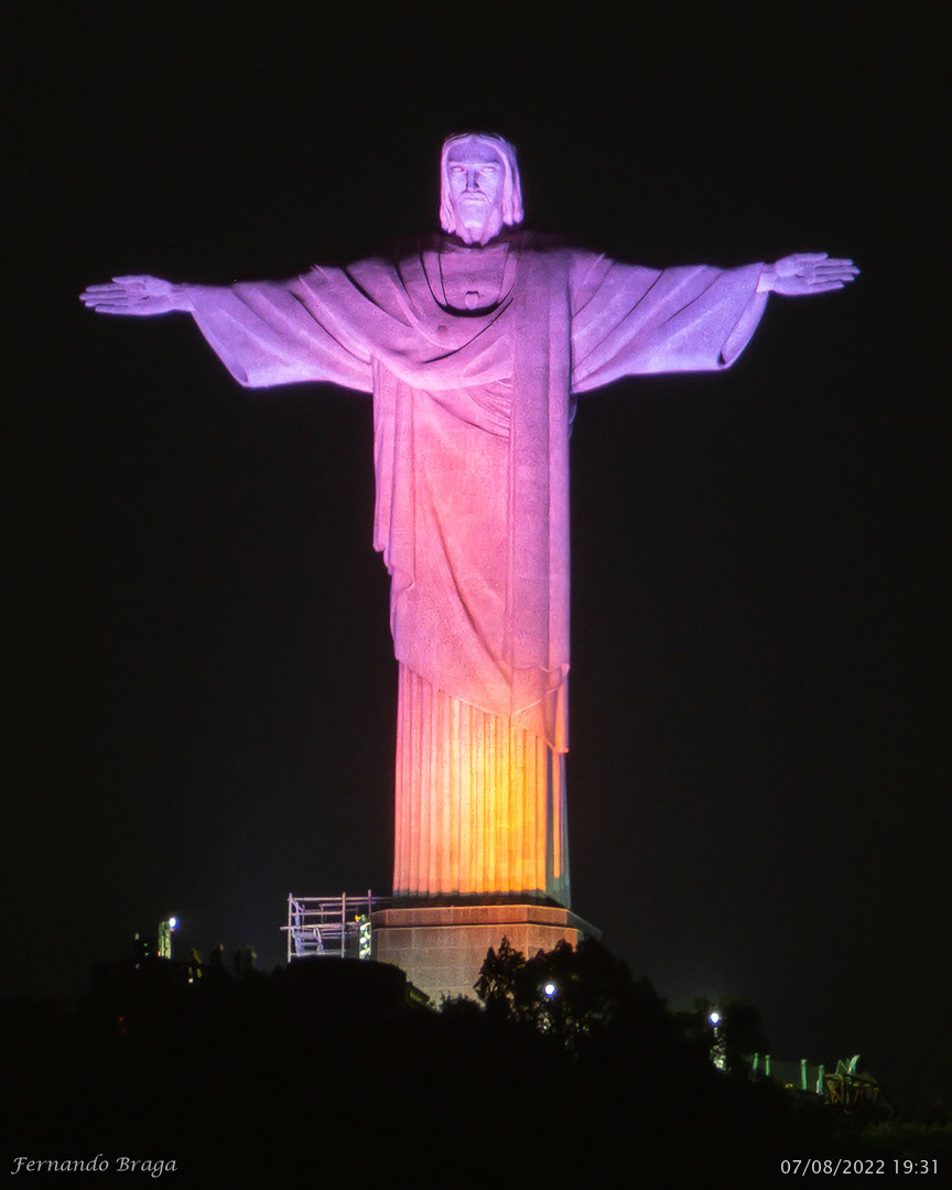 Iluminação em homenagem aos 16 anos da Lei Maria da Penha