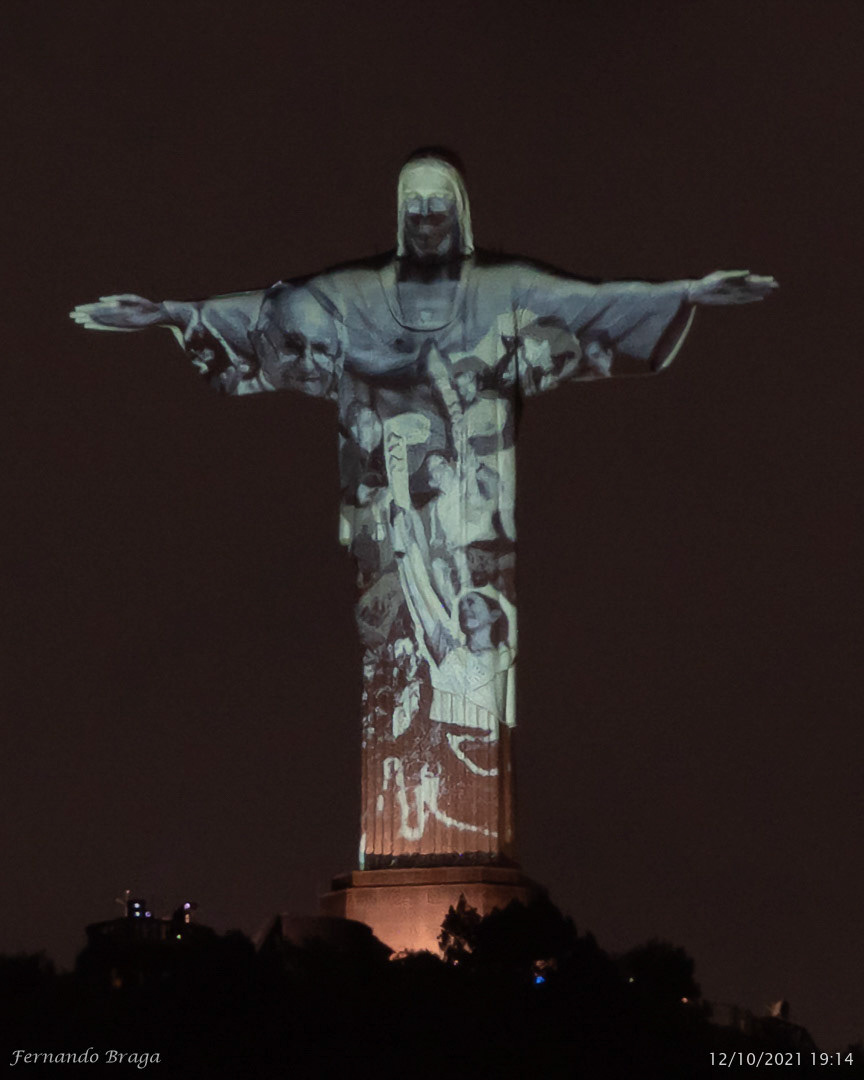 Iluminação na comemoração de 90 anos do Cristo Redentor