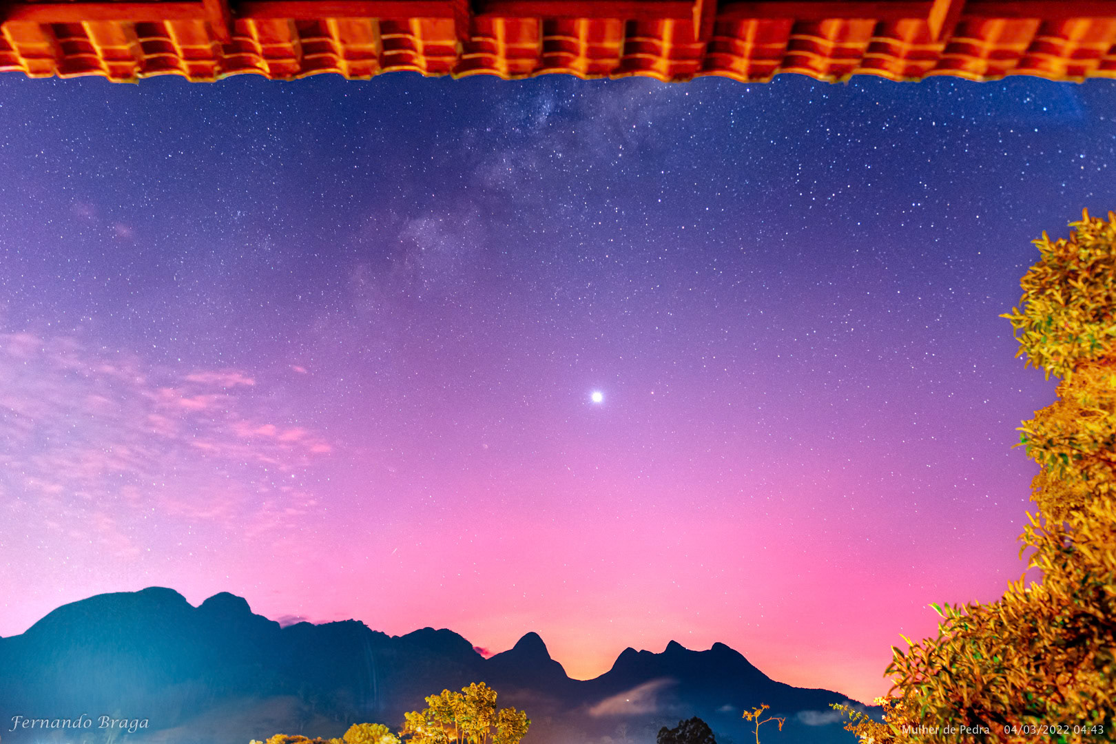 A Via Láctea se despedindo da Mulher de Pedra durante o Céu Vulcânico no crepúsculo em Vargem Grande, Teresópolis/RJ