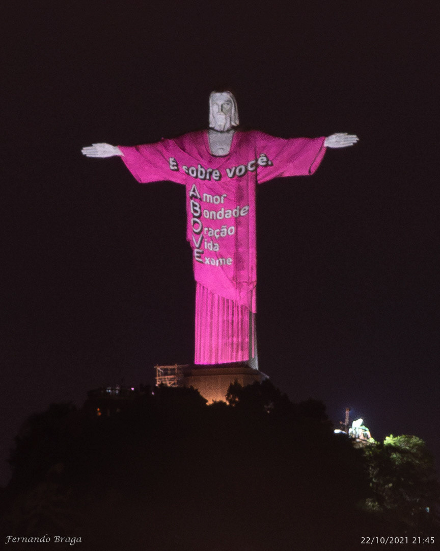 O Cristo Redentor foi iluminado de rosa por conta do “Outubro Rosa” , que tem por objetivo reforçar a importância da prevenção e do diagnóstico precoce do câncer de mama, tema que ainda merece muita atenção.Esta ação patrocinada pela empresa @above.oficial em parceira com o @institutoneymarjr , teve a apresentadora @aanafurtado como madrinha da campanha, que doou seu cachê para instituições de combate ao câncer de mama.O Cristo pôde ser visto levando a mão ao coração, remetendo a campanha #AmorAoPeitoApesar de todos os movimentos existentes sobre o tema,, a desinformação sobre o câncer de mama ainda é grande no Brasil.O câncer de mama é um dos tipos de câncer com maior incidência no mundo, tendo em média 2 milhões de casos diagnosticados por ano. Fonte: @cristoredentoroficial