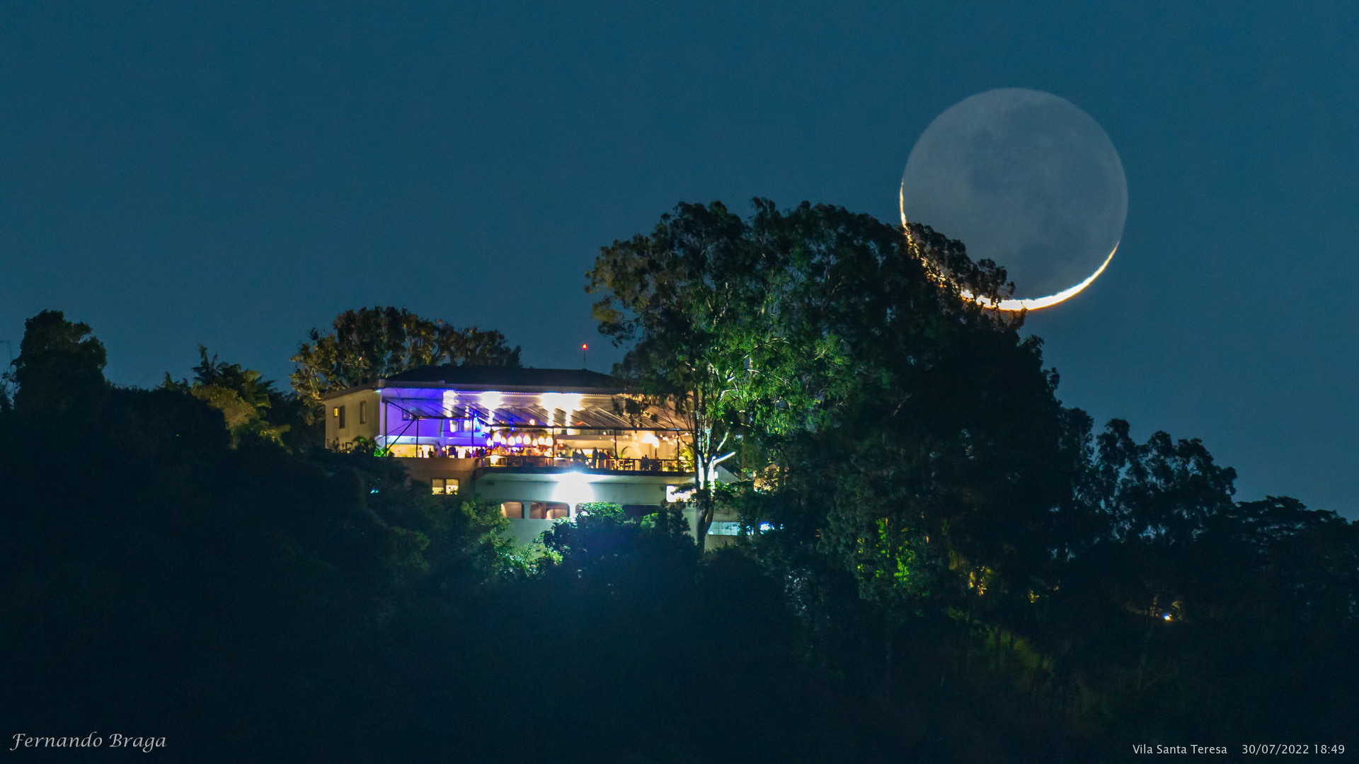 Pôr da Lua Crescente durante uma Festa em Santa Teresa