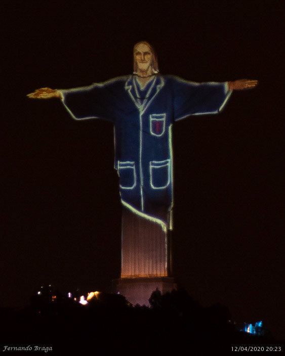 Iluminação especial do Cristo Redentor trazendo esperança no período difícil da pandemia da COVID-19