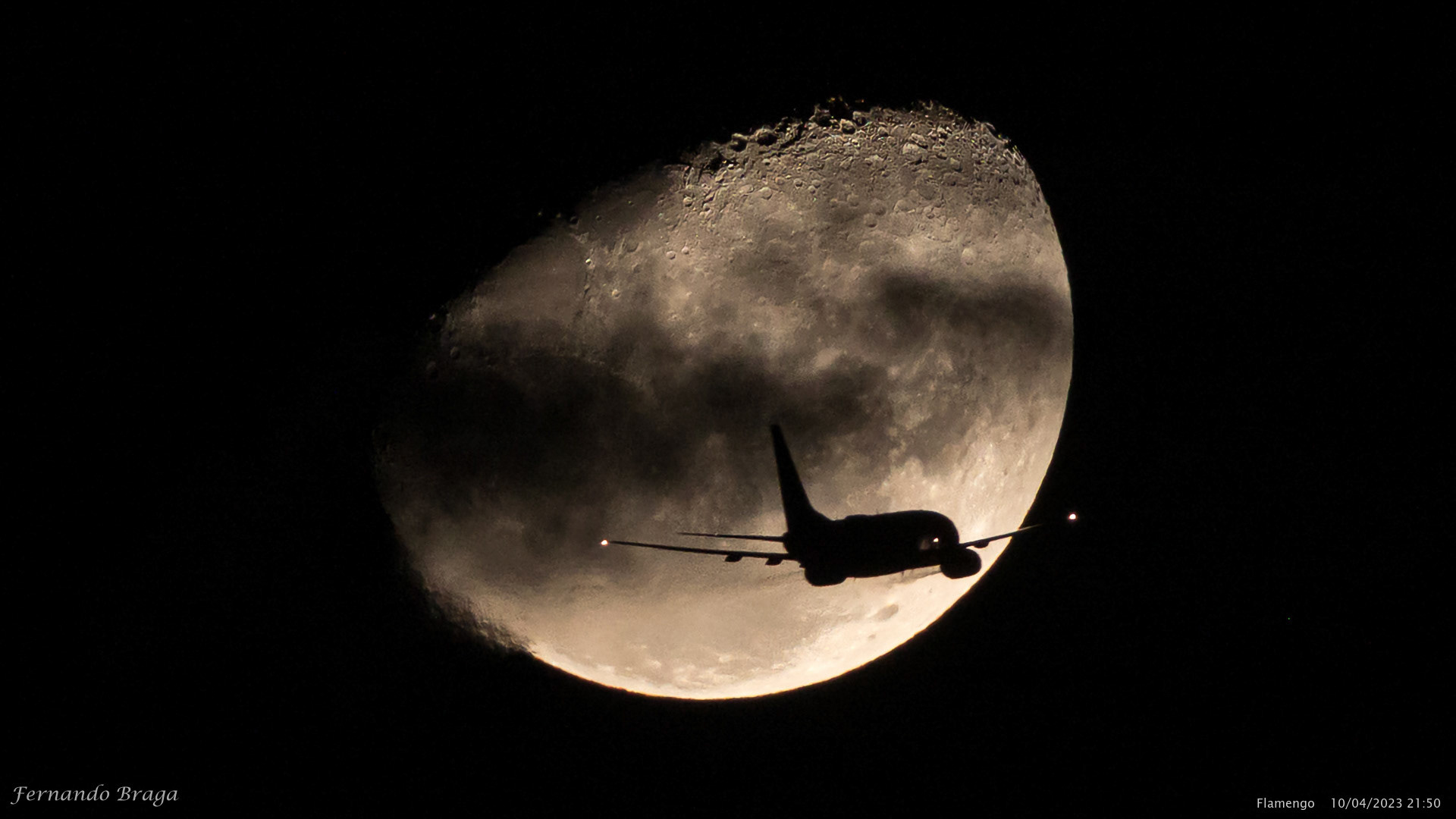 Um voo lunar partindo do Santos Dummont rumo a SalvadorGol - Boeing 737-7BX - Prefixo: PR-VBX