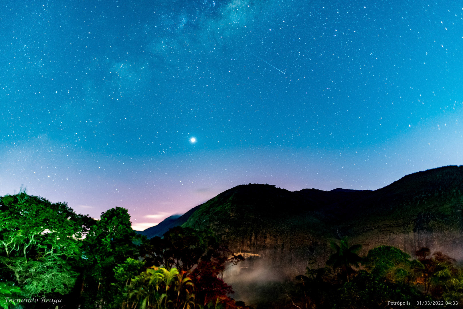 A Via Láctea se despedindo sob as montanhas da Serra de Petrópolis visto da Fazenda Inglesa.
