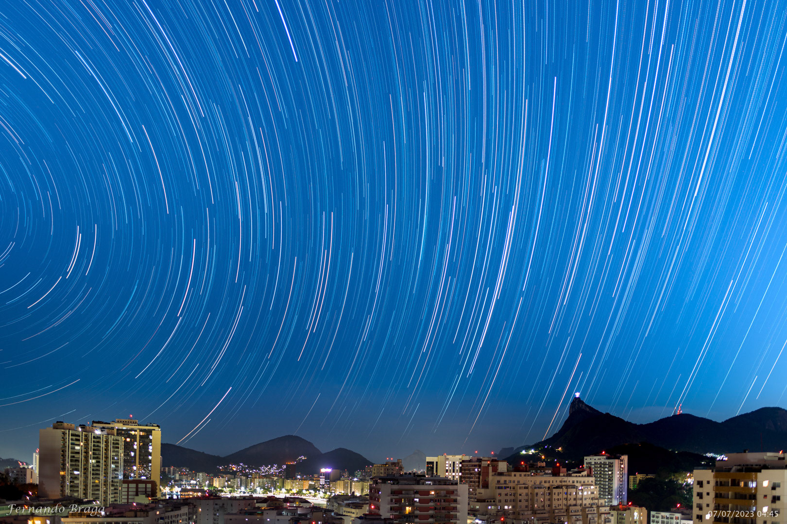 Star Trail no Corcovado das 3h às 4h40AM. 170 fotos com NIKON D800 a 20mm + GND8 f/2 30" ISO 100.