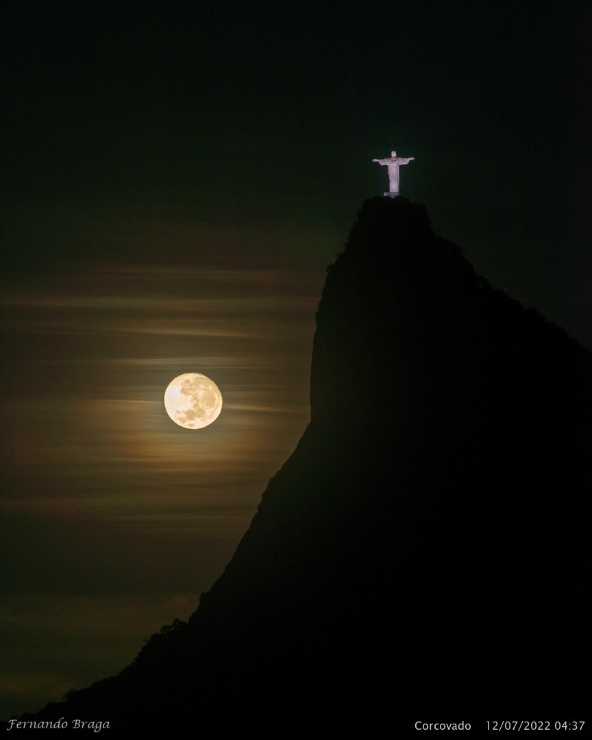 Pôr da Lua no Cristo Redentor