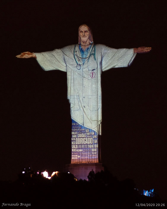Iluminação especial do Cristo Redentor trazendo esperança no período difícil da pandemia da COVID-19