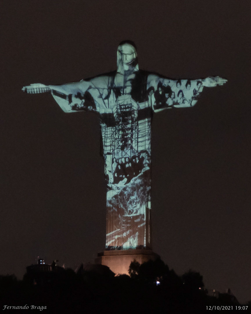 Iluminação na comemoração de 90 anos do Cristo Redentor