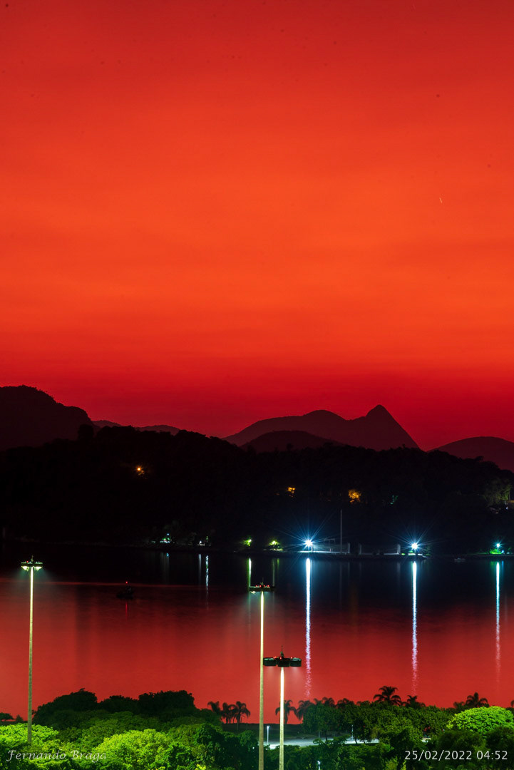 Registro dos efeitos do vulcão Tonga criando o Céu Vulcânico no Aterro do Flamengo