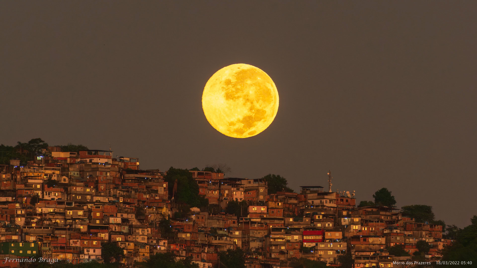 A Lua Cheia se pondo no Morro dos Prazeres em Santa Teresa, Rio de Janeiro/RJ.