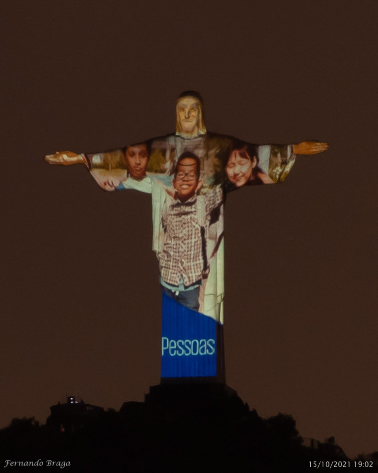 Na noite desta quinta-feira, Dia Internacional do Lixo Eletrônico, o Santuário Cristo Redentor realizou a cerimônia de pré-lançamento da Copa Reciclotron Rio, aos pés do monumento ao Cristo Redentor..O objetivo do evento é propagar a cultura da sustentabilidade, conceito que ganhou vida na iluminação do monumento com as cores azul, verde e vermelha, que representam a sustentabilidade, destacando as dimensões de preservação ambiental, desenvolvimento social inclusivo e desenvolvimento econômico responsável (práticas ESG – Environmental, Social and Governance)..A ação, realizada dentro da semana comemorativa dos 90 Anos do Cristo Redentor, contou com a presença de lideranças sociais, empresariais, acadêmicas e governamentais..A startup também está presente na Festa dos 90 Anos do Cristo Redentor, na Catedral Metropolitana do Rio de Janeiro, no Centro do Rio, até 16 de outubro de 2021, das 9h às 16h..Na Vila Sustentável, localizada no estacionamento da Catedral, está sendo realizada a mostra de soluções inovadoras para cidades sustentáveis, junto à Agência de Inovação, Pró-Reitoria de Extensão e Comissão Permanente de Sustentabilidade da UFF..Reciclotron é uma Startup de IMPACTO SOCIAL que surgiu a partir do Programa de Extensão SUSTENTA-VIDA do Instituto de Saúde de Nova Friburgo, com apoio da Comissão Permanente de Sustentabilidade, e acelerada pela Agência de Inovação da Universidade Federal Fluminense..Ela desenvolve tecnologia digital para difusão da cultura da sustentabilidade que estabelece um ecossistema, para o descarte correto e a reciclagem de resíduos eletrônicos, incentiva a reciclagem e o consumo responsável de produtos eco-friendly, com um sistema de benefícios que converte o lixo eletrônico em Reciclopontos, uma moeda sustentável, para o usuário utilizar nas ofertas de empresas parceiras e ajuda a captar equipamentos ainda em funcionamento que podem ser revertidos para instituições de ensino como insumo para cursos de informática ou de artes, e para projetos de inclusão digital.  Fonte: @cristoredentoroficial