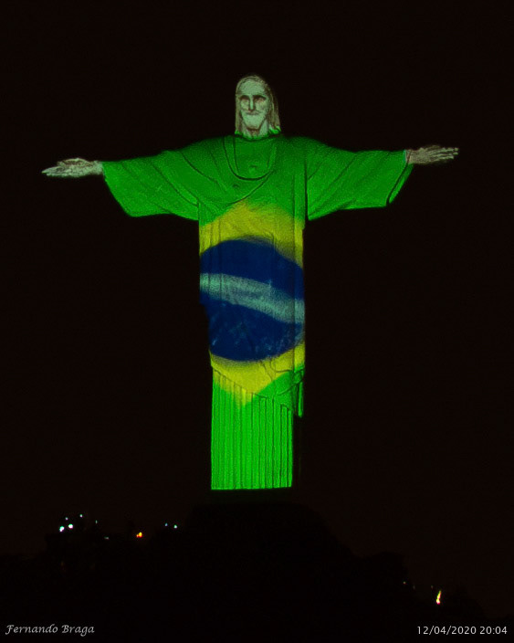 Iluminação especial do Cristo Redentor trazendo esperança no período difícil da pandemia da COVID-19