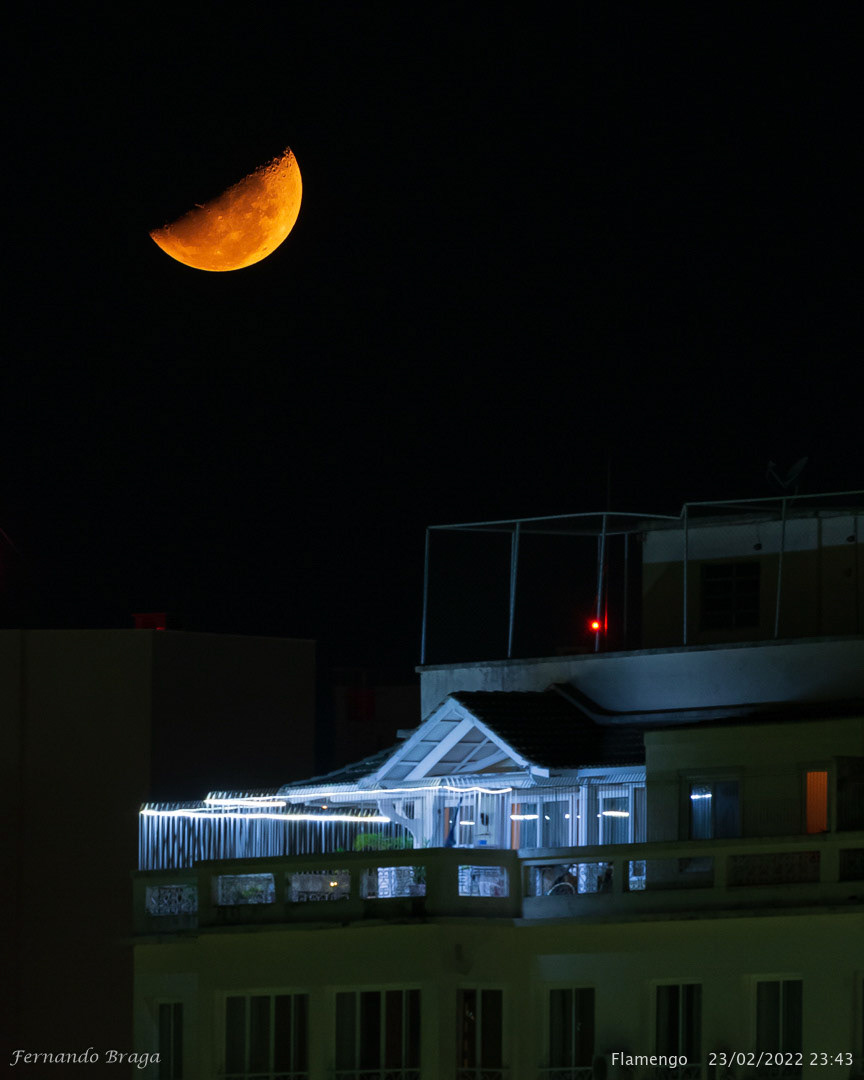 Nascer da Lua Minguante sob uma cobertura no bairro do flamengo