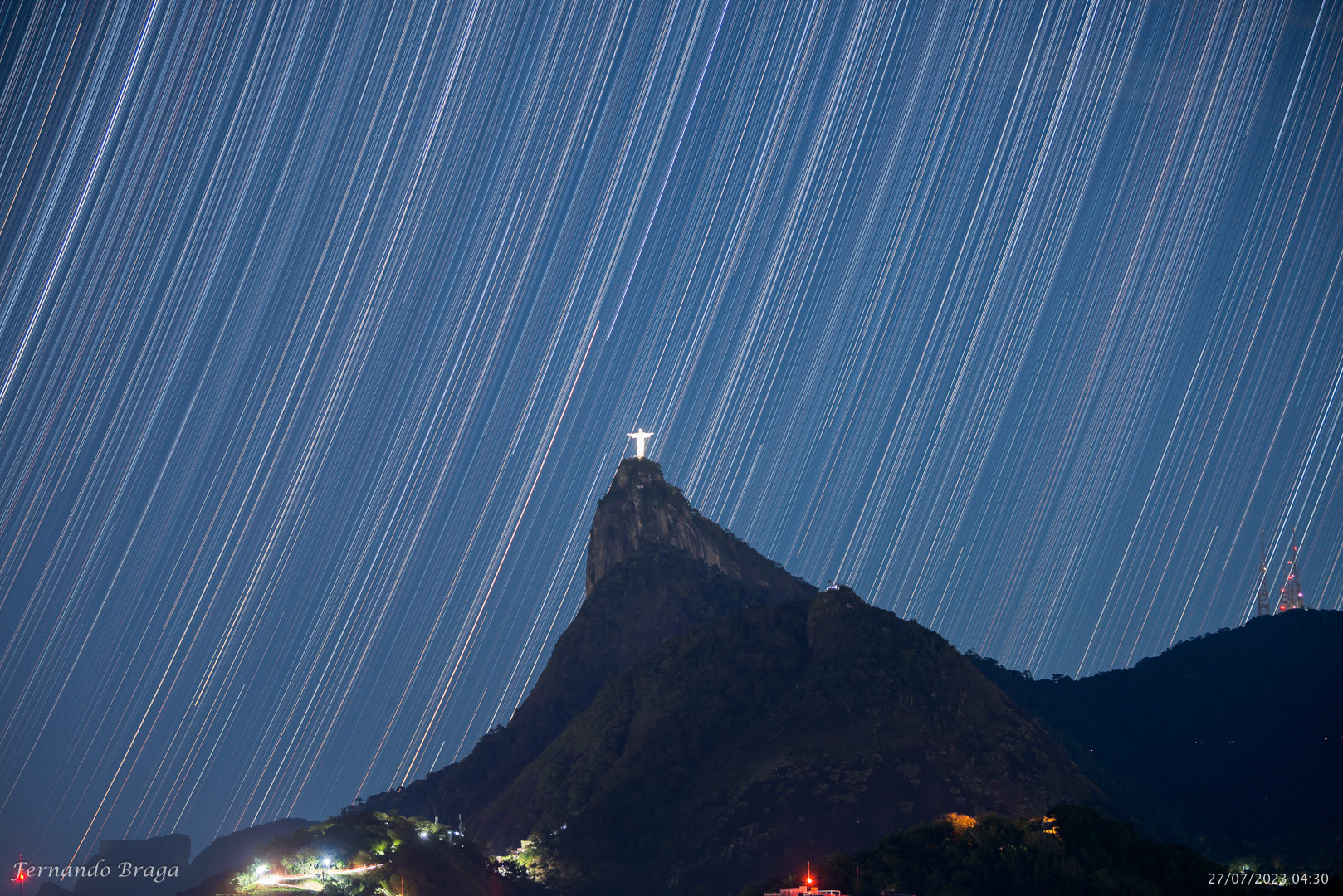 Star Trail no Cristo Redentor das 2hAM às 4h30AM usando 800 fotos com NIKON D800 + 70-200mm f/2.8E a 100mm f/2.8 10" ISO 100 +2.5ev