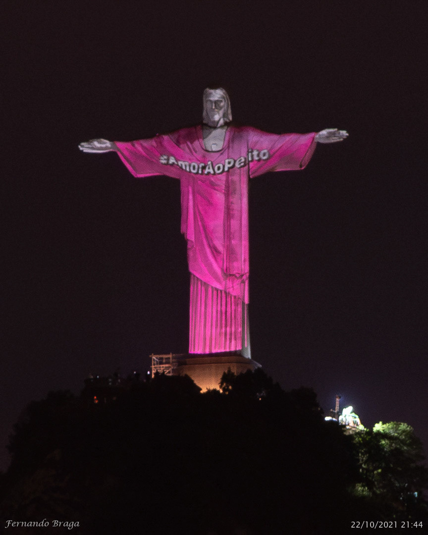O Cristo Redentor foi iluminado de rosa por conta do “Outubro Rosa” , que tem por objetivo reforçar a importância da prevenção e do diagnóstico precoce do câncer de mama, tema que ainda merece muita atenção.Esta ação patrocinada pela empresa @above.oficial em parceira com o @institutoneymarjr , teve a apresentadora @aanafurtado como madrinha da campanha, que doou seu cachê para instituições de combate ao câncer de mama.O Cristo pôde ser visto levando a mão ao coração, remetendo a campanha #AmorAoPeitoApesar de todos os movimentos existentes sobre o tema,, a desinformação sobre o câncer de mama ainda é grande no Brasil.O câncer de mama é um dos tipos de câncer com maior incidência no mundo, tendo em média 2 milhões de casos diagnosticados por ano. Fonte: @cristoredentoroficial