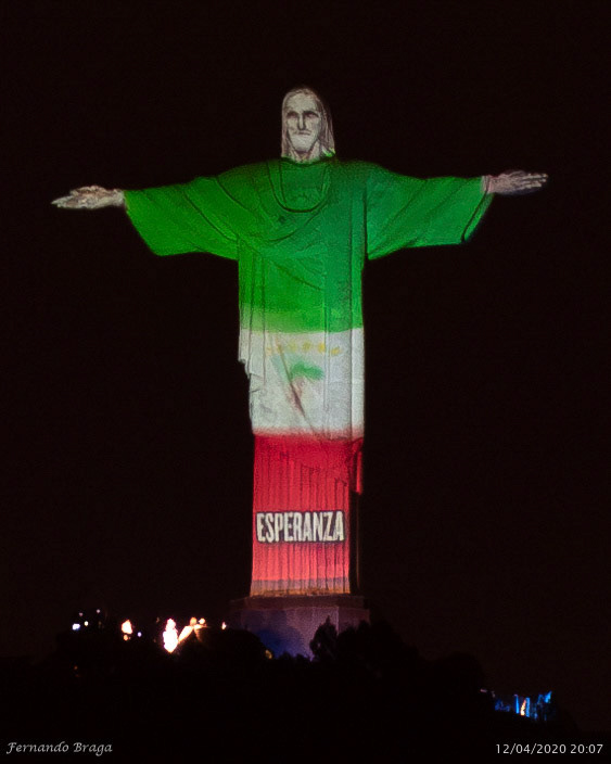 Iluminação especial do Cristo Redentor trazendo esperança no período difícil da pandemia da COVID-19