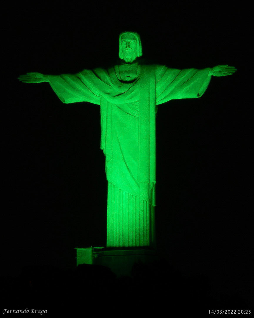 O Cristo Redentor iluminado em verde, em homenagem ao Dia Nacional da Irlanda ou "St Patrick's Day", que é celebrado, anualmente, no dia 17 de março.