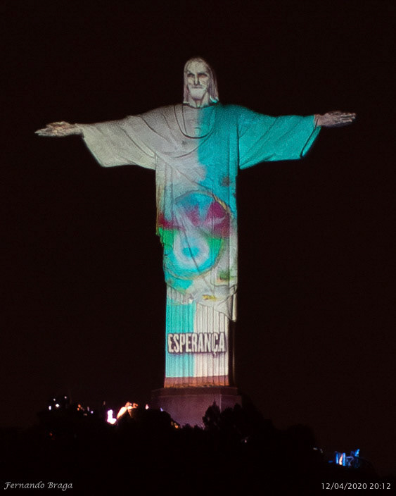 Iluminação especial do Cristo Redentor trazendo esperança no período difícil da pandemia da COVID-19