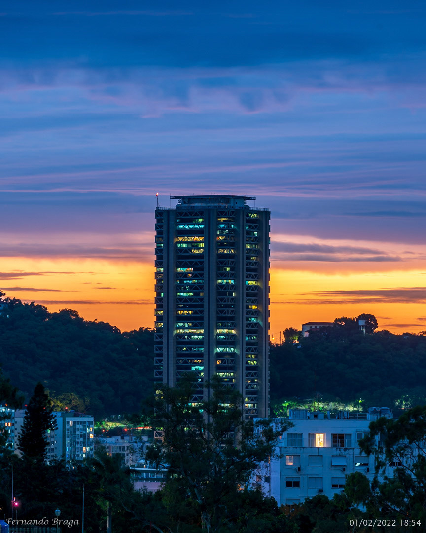 A Torre do Rio Sul com as lindas cores de um pôr do sol na Cidade Maravilhosa. Registro feito do Flamengo, Rio de Janeiro/RJ.
