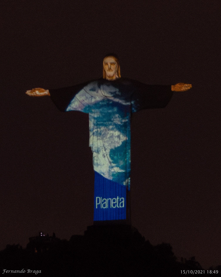 Na noite desta quinta-feira, Dia Internacional do Lixo Eletrônico, o Santuário Cristo Redentor realizou a cerimônia de pré-lançamento da Copa Reciclotron Rio, aos pés do monumento ao Cristo Redentor..O objetivo do evento é propagar a cultura da sustentabilidade, conceito que ganhou vida na iluminação do monumento com as cores azul, verde e vermelha, que representam a sustentabilidade, destacando as dimensões de preservação ambiental, desenvolvimento social inclusivo e desenvolvimento econômico responsável (práticas ESG – Environmental, Social and Governance)..A ação, realizada dentro da semana comemorativa dos 90 Anos do Cristo Redentor, contou com a presença de lideranças sociais, empresariais, acadêmicas e governamentais..A startup também está presente na Festa dos 90 Anos do Cristo Redentor, na Catedral Metropolitana do Rio de Janeiro, no Centro do Rio, até 16 de outubro de 2021, das 9h às 16h..Na Vila Sustentável, localizada no estacionamento da Catedral, está sendo realizada a mostra de soluções inovadoras para cidades sustentáveis, junto à Agência de Inovação, Pró-Reitoria de Extensão e Comissão Permanente de Sustentabilidade da UFF..Reciclotron é uma Startup de IMPACTO SOCIAL que surgiu a partir do Programa de Extensão SUSTENTA-VIDA do Instituto de Saúde de Nova Friburgo, com apoio da Comissão Permanente de Sustentabilidade, e acelerada pela Agência de Inovação da Universidade Federal Fluminense..Ela desenvolve tecnologia digital para difusão da cultura da sustentabilidade que estabelece um ecossistema, para o descarte correto e a reciclagem de resíduos eletrônicos, incentiva a reciclagem e o consumo responsável de produtos eco-friendly, com um sistema de benefícios que converte o lixo eletrônico em Reciclopontos, uma moeda sustentável, para o usuário utilizar nas ofertas de empresas parceiras e ajuda a captar equipamentos ainda em funcionamento que podem ser revertidos para instituições de ensino como insumo para cursos de informática ou de artes, e para projetos de inclusão digital.  Fonte: @cristoredentoroficial