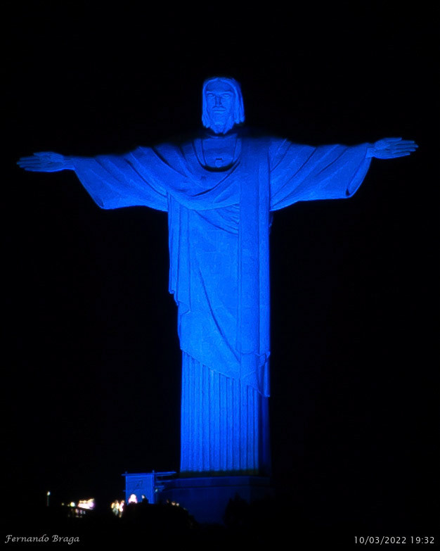 CristoRedentor iluminado de azul e vermelho por um motivo super especial: trata-se da campanha anual do Dia Mundial do Rim, comemorado sempre na segunda quinta-feira do mês de março, que tem como objetivo alertar a população sobre a Doença Renal Crônica (DRC), que atinge cerca de 5 milhões de brasileiros.