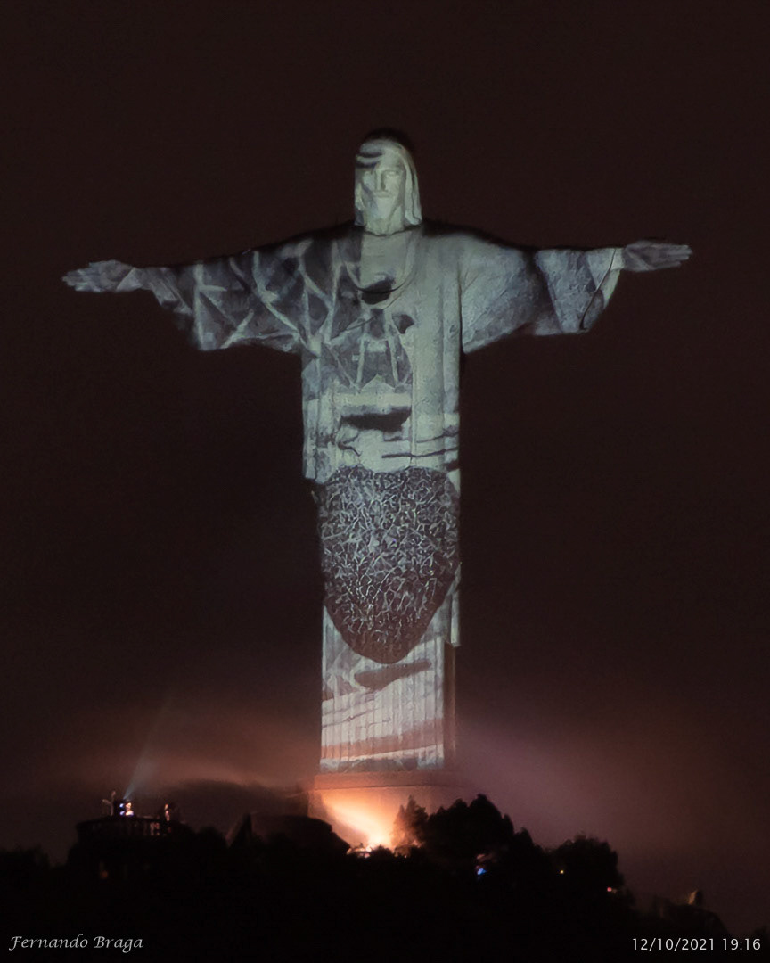 Iluminação na comemoração de 90 anos do Cristo Redentor
