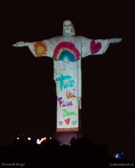 Iluminação especial do Cristo Redentor trazendo esperança no período difícil da pandemia da COVID-19