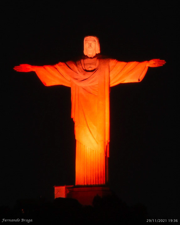 O monumento ao Cristo Redentor está iluminado na cor laranja para marcar o Dia Estadual de Redução de Riscos de Desastres, em parceria com a Secretaria de Estado de Defesa Civil (Sedec-RJ)..Para celebrar a data, a Defesa Civil realiza uma série de ações com o objetivo de reforçar a importância da cultura de prevenção na sociedade. Este é o décimo ano consecutivo de atividades. O calendário conta com exercícios simulados, divulgação de estudos de gestão de risco e mapas de suscetibilidade, e culmina com o lançamento do Plano de Contingência para Chuvas Intensas de Verão, em dezembro..A Sedec-RJ trabalha de forma integrada com outras secretarias e órgãos do Governo do Estado do Rio de Janeiro para traçar estratégias de adoção de ações preventivas a desastres no território fluminense. O planejamento é fruto da análise de cenários de risco e tem como objetivo garantir respostas eficazes e proteção à população, além de reduzir danos e prejuízos. Fonte: @cristoredentoroficial