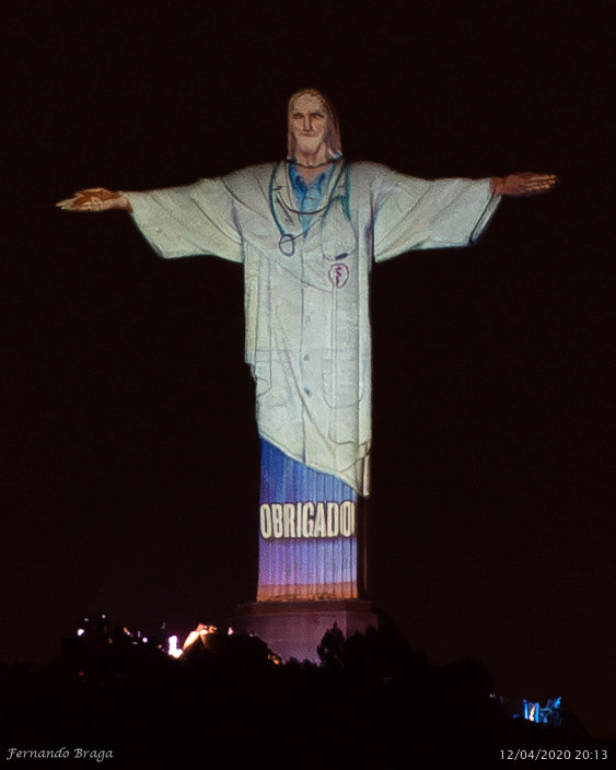 Iluminação especial do Cristo Redentor trazendo esperança no período difícil da pandemia da COVID-19