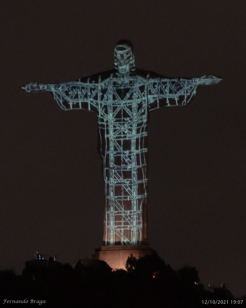Iluminação na comemoração de 90 anos do Cristo Redentor