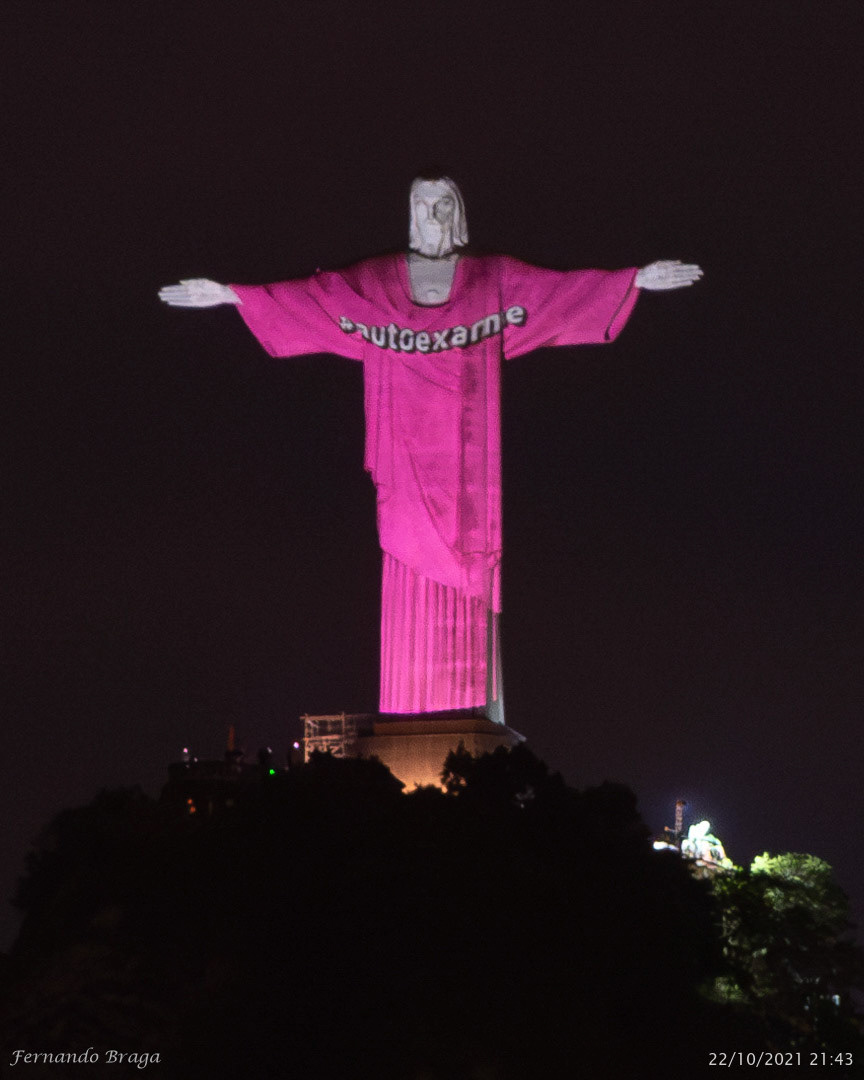 O Cristo Redentor foi iluminado de rosa por conta do “Outubro Rosa” , que tem por objetivo reforçar a importância da prevenção e do diagnóstico precoce do câncer de mama, tema que ainda merece muita atenção.Esta ação patrocinada pela empresa @above.oficial em parceira com o @institutoneymarjr , teve a apresentadora @aanafurtado como madrinha da campanha, que doou seu cachê para instituições de combate ao câncer de mama.O Cristo pôde ser visto levando a mão ao coração, remetendo a campanha #AmorAoPeitoApesar de todos os movimentos existentes sobre o tema,, a desinformação sobre o câncer de mama ainda é grande no Brasil.O câncer de mama é um dos tipos de câncer com maior incidência no mundo, tendo em média 2 milhões de casos diagnosticados por ano. Fonte: @cristoredentoroficial