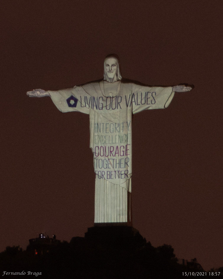 Na noite desta quinta-feira, Dia Internacional do Lixo Eletrônico, o Santuário Cristo Redentor realizou a cerimônia de pré-lançamento da Copa Reciclotron Rio, aos pés do monumento ao Cristo Redentor..O objetivo do evento é propagar a cultura da sustentabilidade, conceito que ganhou vida na iluminação do monumento com as cores azul, verde e vermelha, que representam a sustentabilidade, destacando as dimensões de preservação ambiental, desenvolvimento social inclusivo e desenvolvimento econômico responsável (práticas ESG – Environmental, Social and Governance)..A ação, realizada dentro da semana comemorativa dos 90 Anos do Cristo Redentor, contou com a presença de lideranças sociais, empresariais, acadêmicas e governamentais..A startup também está presente na Festa dos 90 Anos do Cristo Redentor, na Catedral Metropolitana do Rio de Janeiro, no Centro do Rio, até 16 de outubro de 2021, das 9h às 16h..Na Vila Sustentável, localizada no estacionamento da Catedral, está sendo realizada a mostra de soluções inovadoras para cidades sustentáveis, junto à Agência de Inovação, Pró-Reitoria de Extensão e Comissão Permanente de Sustentabilidade da UFF..Reciclotron é uma Startup de IMPACTO SOCIAL que surgiu a partir do Programa de Extensão SUSTENTA-VIDA do Instituto de Saúde de Nova Friburgo, com apoio da Comissão Permanente de Sustentabilidade, e acelerada pela Agência de Inovação da Universidade Federal Fluminense..Ela desenvolve tecnologia digital para difusão da cultura da sustentabilidade que estabelece um ecossistema, para o descarte correto e a reciclagem de resíduos eletrônicos, incentiva a reciclagem e o consumo responsável de produtos eco-friendly, com um sistema de benefícios que converte o lixo eletrônico em Reciclopontos, uma moeda sustentável, para o usuário utilizar nas ofertas de empresas parceiras e ajuda a captar equipamentos ainda em funcionamento que podem ser revertidos para instituições de ensino como insumo para cursos de informática ou de artes, e para projetos de inclusão digital.  Fonte: @cristoredentoroficial
