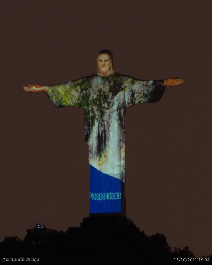 Na noite desta quinta-feira, Dia Internacional do Lixo Eletrônico, o Santuário Cristo Redentor realizou a cerimônia de pré-lançamento da Copa Reciclotron Rio, aos pés do monumento ao Cristo Redentor..O objetivo do evento é propagar a cultura da sustentabilidade, conceito que ganhou vida na iluminação do monumento com as cores azul, verde e vermelha, que representam a sustentabilidade, destacando as dimensões de preservação ambiental, desenvolvimento social inclusivo e desenvolvimento econômico responsável (práticas ESG – Environmental, Social and Governance)..A ação, realizada dentro da semana comemorativa dos 90 Anos do Cristo Redentor, contou com a presença de lideranças sociais, empresariais, acadêmicas e governamentais..A startup também está presente na Festa dos 90 Anos do Cristo Redentor, na Catedral Metropolitana do Rio de Janeiro, no Centro do Rio, até 16 de outubro de 2021, das 9h às 16h..Na Vila Sustentável, localizada no estacionamento da Catedral, está sendo realizada a mostra de soluções inovadoras para cidades sustentáveis, junto à Agência de Inovação, Pró-Reitoria de Extensão e Comissão Permanente de Sustentabilidade da UFF..Reciclotron é uma Startup de IMPACTO SOCIAL que surgiu a partir do Programa de Extensão SUSTENTA-VIDA do Instituto de Saúde de Nova Friburgo, com apoio da Comissão Permanente de Sustentabilidade, e acelerada pela Agência de Inovação da Universidade Federal Fluminense..Ela desenvolve tecnologia digital para difusão da cultura da sustentabilidade que estabelece um ecossistema, para o descarte correto e a reciclagem de resíduos eletrônicos, incentiva a reciclagem e o consumo responsável de produtos eco-friendly, com um sistema de benefícios que converte o lixo eletrônico em Reciclopontos, uma moeda sustentável, para o usuário utilizar nas ofertas de empresas parceiras e ajuda a captar equipamentos ainda em funcionamento que podem ser revertidos para instituições de ensino como insumo para cursos de informática ou de artes, e para projetos de inclusão digital.  Fonte: @cristoredentoroficial