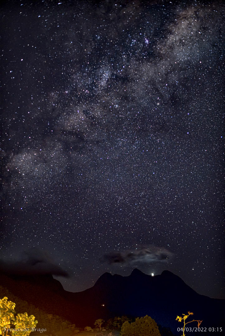 A Via Láctea e o planeta Vênus se posicionando no "Olho" da montanha Mulher de Pedra em Teresópolis/RJ.