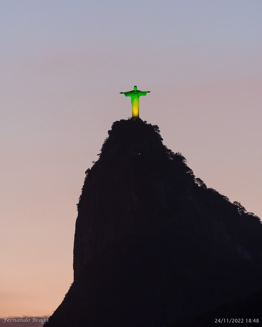 Iluminação especial do Cristo Redentor na estréia do Brasil na Copa do Mundo do Catar em 2022
