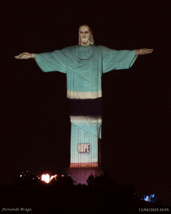 Iluminação especial do Cristo Redentor trazendo esperança no período difícil da pandemia da COVID-19