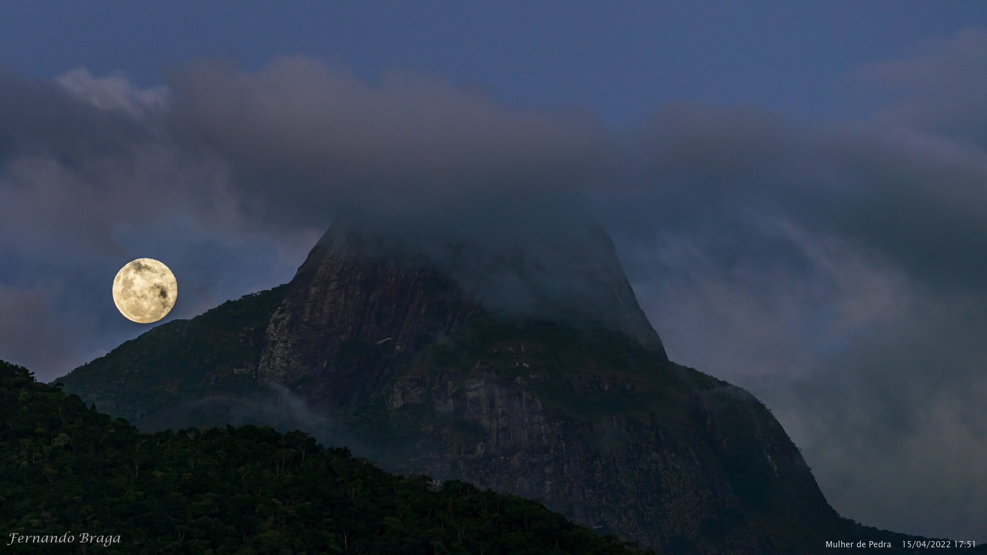 Por da Lua Cheia no Seio da Mulher de Pedra em Teresópolis/RJ