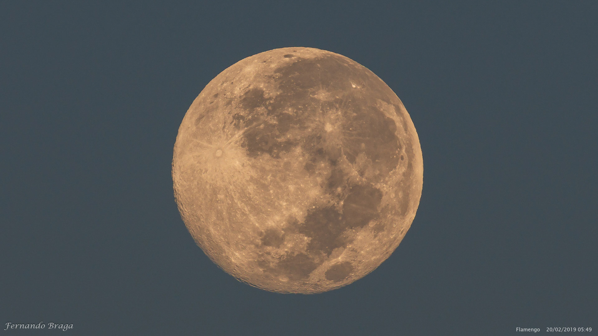 Registro da Lua feito do Flamengo, Rio de Janeiro/RJ