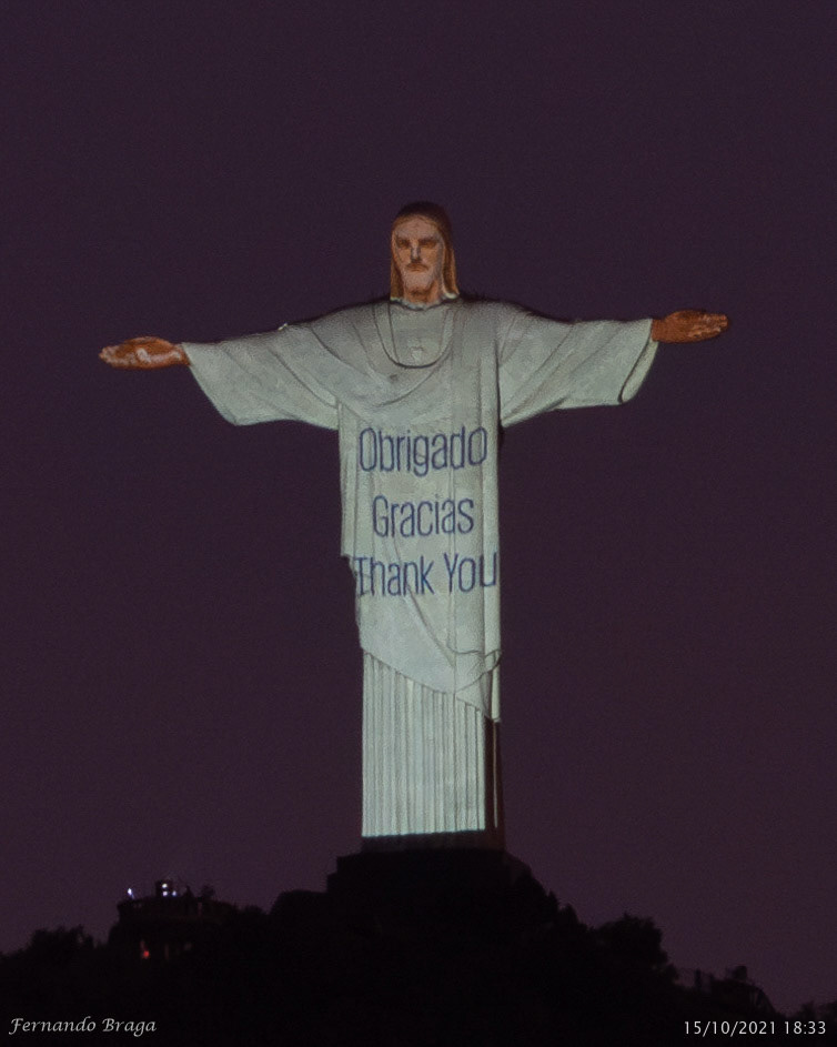 Na noite desta quinta-feira, Dia Internacional do Lixo Eletrônico, o Santuário Cristo Redentor realizou a cerimônia de pré-lançamento da Copa Reciclotron Rio, aos pés do monumento ao Cristo Redentor..O objetivo do evento é propagar a cultura da sustentabilidade, conceito que ganhou vida na iluminação do monumento com as cores azul, verde e vermelha, que representam a sustentabilidade, destacando as dimensões de preservação ambiental, desenvolvimento social inclusivo e desenvolvimento econômico responsável (práticas ESG – Environmental, Social and Governance)..A ação, realizada dentro da semana comemorativa dos 90 Anos do Cristo Redentor, contou com a presença de lideranças sociais, empresariais, acadêmicas e governamentais..A startup também está presente na Festa dos 90 Anos do Cristo Redentor, na Catedral Metropolitana do Rio de Janeiro, no Centro do Rio, até 16 de outubro de 2021, das 9h às 16h..Na Vila Sustentável, localizada no estacionamento da Catedral, está sendo realizada a mostra de soluções inovadoras para cidades sustentáveis, junto à Agência de Inovação, Pró-Reitoria de Extensão e Comissão Permanente de Sustentabilidade da UFF..Reciclotron é uma Startup de IMPACTO SOCIAL que surgiu a partir do Programa de Extensão SUSTENTA-VIDA do Instituto de Saúde de Nova Friburgo, com apoio da Comissão Permanente de Sustentabilidade, e acelerada pela Agência de Inovação da Universidade Federal Fluminense..Ela desenvolve tecnologia digital para difusão da cultura da sustentabilidade que estabelece um ecossistema, para o descarte correto e a reciclagem de resíduos eletrônicos, incentiva a reciclagem e o consumo responsável de produtos eco-friendly, com um sistema de benefícios que converte o lixo eletrônico em Reciclopontos, uma moeda sustentável, para o usuário utilizar nas ofertas de empresas parceiras e ajuda a captar equipamentos ainda em funcionamento que podem ser revertidos para instituições de ensino como insumo para cursos de informática ou de artes, e para projetos de inclusão digital.  Fonte: @cristoredentoroficial